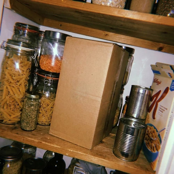 Kundenfoto: NutriBox-Karton im Vorratsschrank zwischen Alltagsvorräten